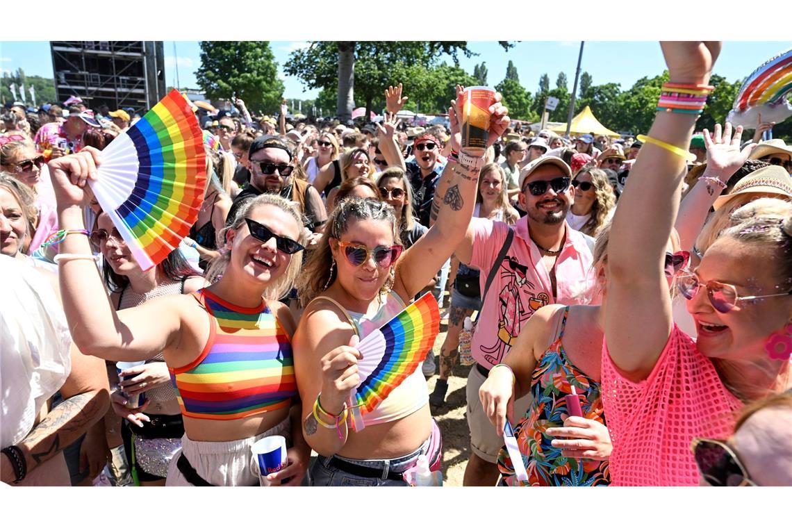 Bunt und gut gelaunt: Die Besucherinnen und Besucher beim "Rainbow Festival" in Köln.