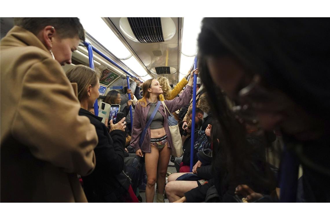 Warum Menschen in London ohne Hose U-Bahn fahren Bunt war auch die Unterhose dieser Passagierin.