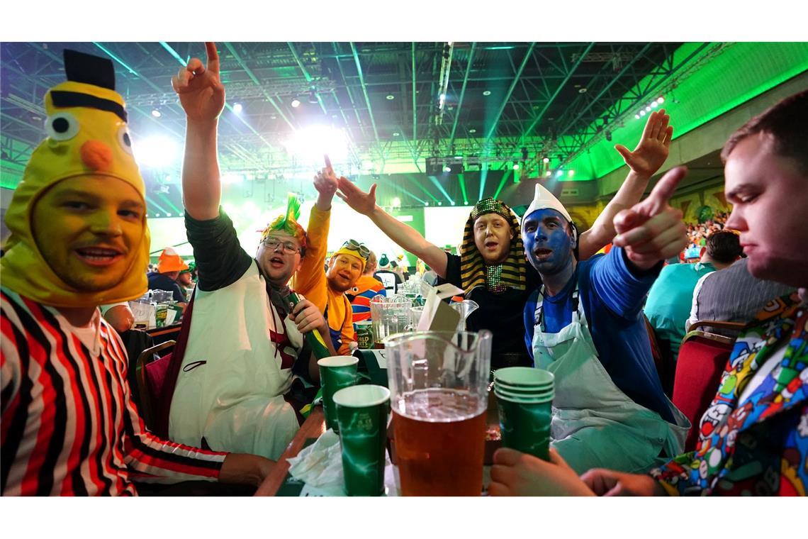 Bilder des Tages Bunte Gesellschaft - Darts-Fans feiern im Ally Pally.