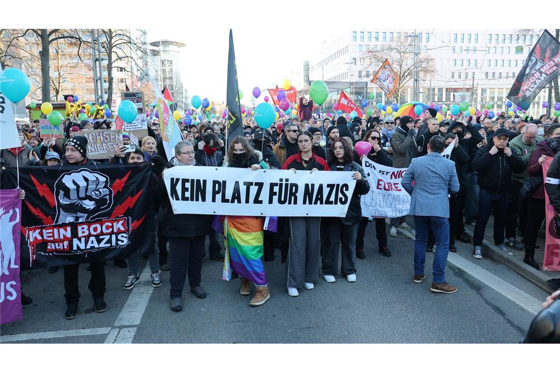 Marx, Munch und viele Macher: Chemnitz ist Kulturhauptstadt Bunter Protest gegen einen Aufzug von Rechtsextremen am Eröffnungstag der Kulturhauptstadt Europas 2025 in Chemnitz.