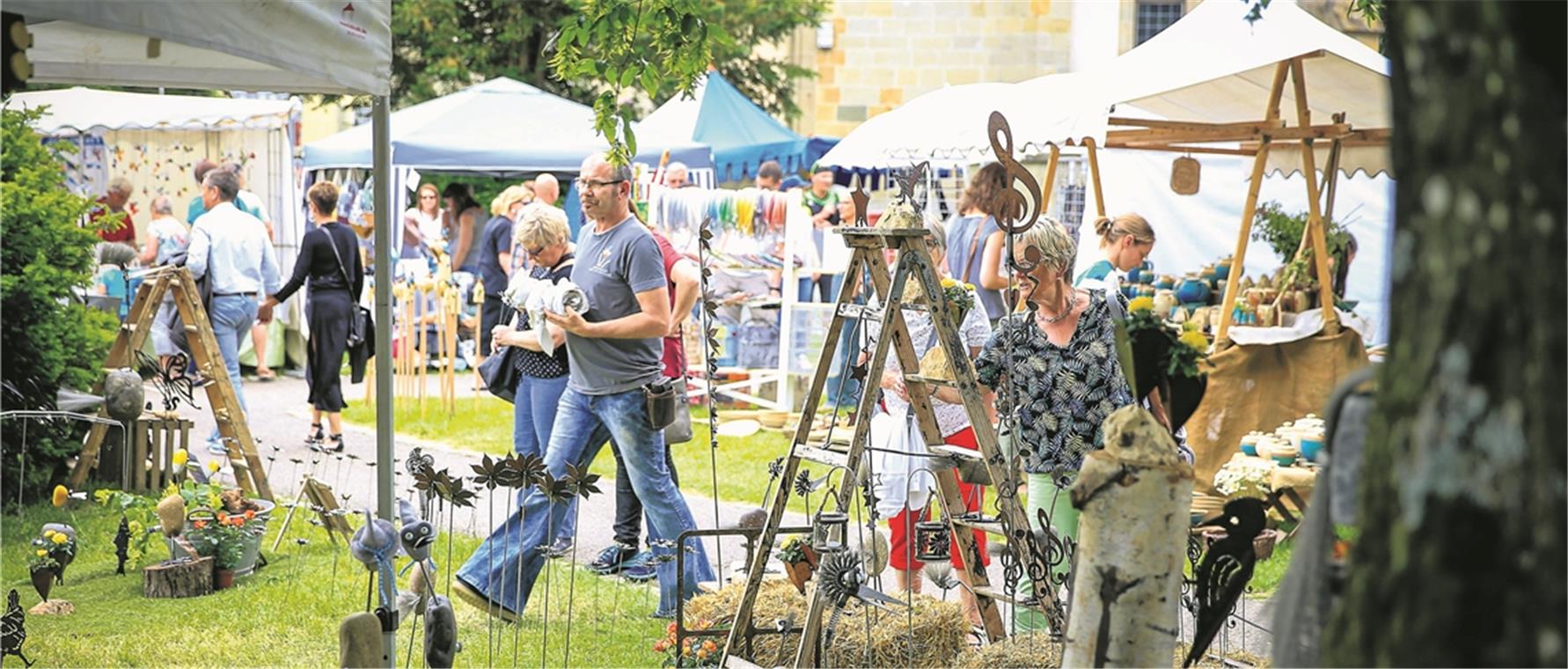 Stelldichein der Kreativen im Stadtgarten Buntes Treiben: Künstler und Kunsthandwerker können sich und ihre Schätze beim Markt präsentieren. Die Besucher haben auch Gelegenheit, mit ihnen ins Gespräch zu kommen. Fotos: A. Becher
