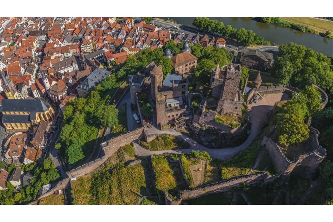 Burg Wertheim: Eine der größten Steinburgen Süddeutschlands thront in der historischen Altstadt Wertheims.