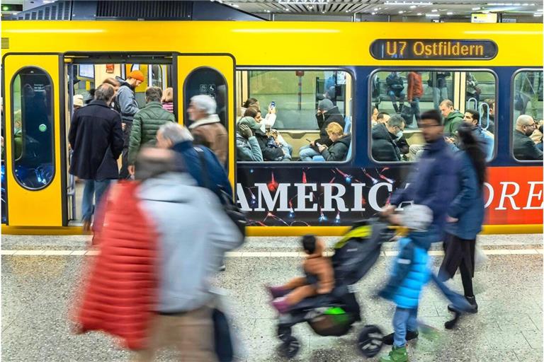 Bus und Bahn in der Region Stuttgart sind im Jahr 2024 erneut voller geworden. Doch damit der Trend weitergeht, braucht es Klarheit beim Deutschlandticket.