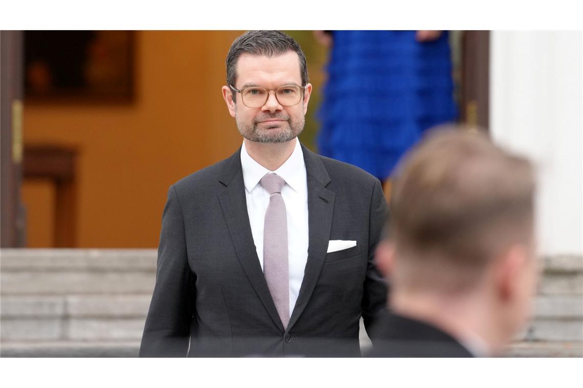 Buschmann verabschiedet sich mit Song von Ampel Buschmann hatte am Donnerstag seine Entlassungsurkunde von Bundespräsident Frank-Walter Steinmeier entgegengenommen. (Archivbild)