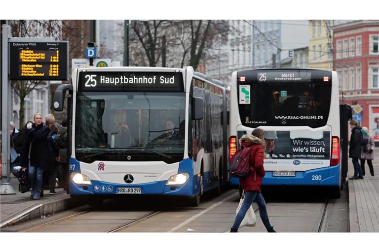 Busse stehen für Fahrgäste bereit.