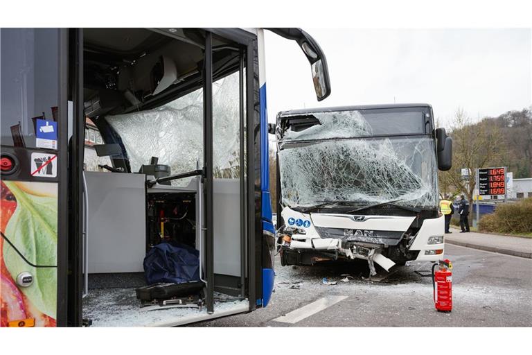 Busunfall in Saarbrücken: Offenbar sind auch Kinder unter den Verletzten.