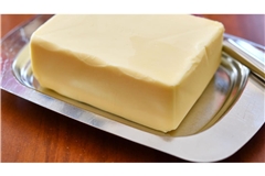 Butter kostet deutlich weniger als noch vor einem Jahr. (Archivbild)