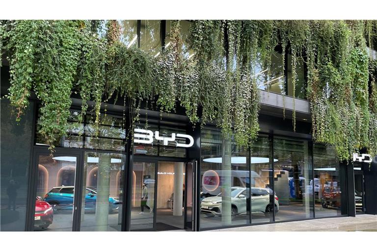 BYD unterhält in der Stuttgarter Innenstadt eine Verkaufsniederlassung. Die Deutschland-Zentrale des chinesischen Herstellers wird Stuttgart allerdings verlassen.