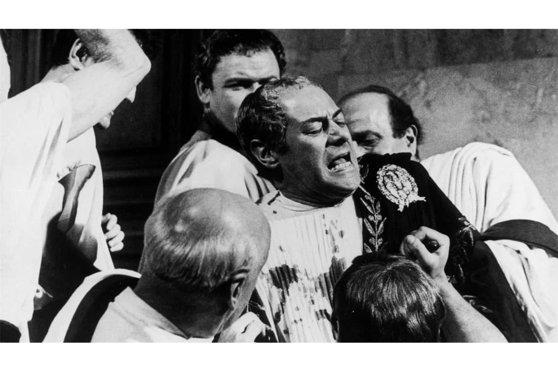 Cäsar wird von Brutus und seinen Mitverschwörern im Senat gemeuchelt (Szene aus dem US-Historienfilm "Cleopatra" aus dem Jahr 1963).