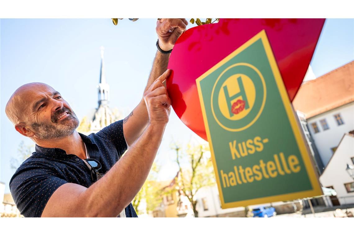 Café-Betreiber Jost Samorski will mit seiner "Kusshaltestelle" in Eisenberg Passanten zum Küssen animieren.
