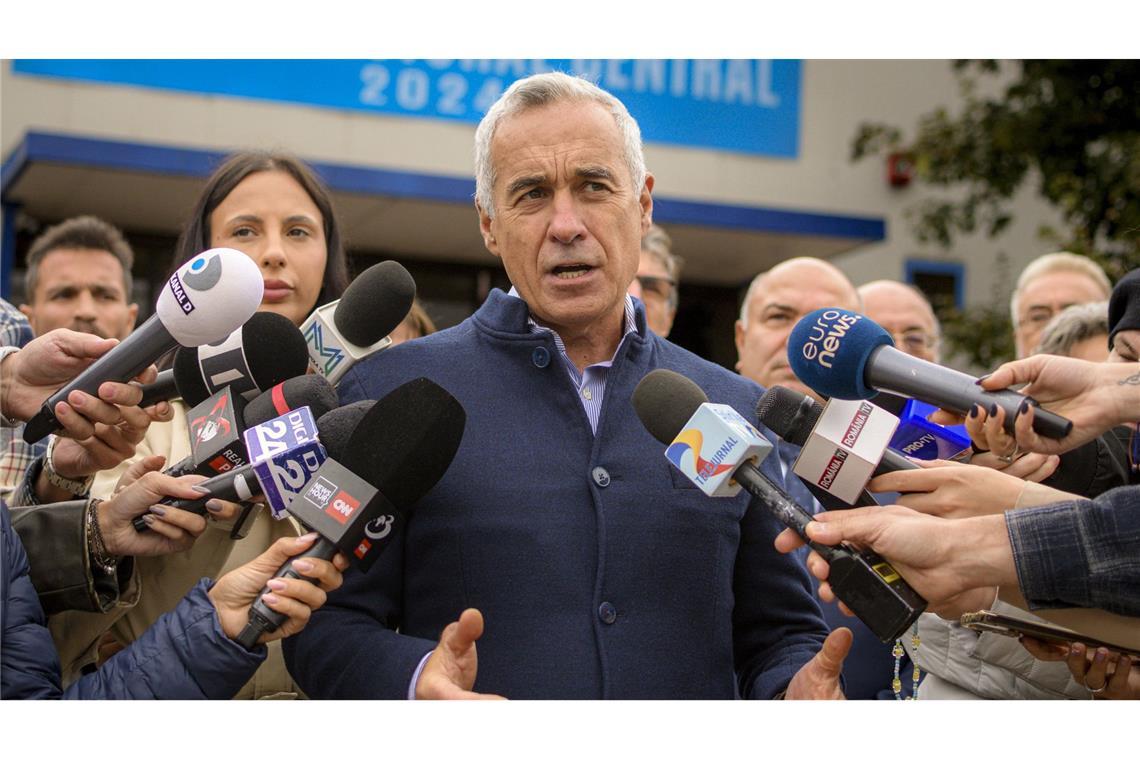 Rechtsextremer Kandidat geht in Stichwahl um Präsidentenamt Calin Georgescu, der als unabhängiger Kandidat für das Präsidentenamt kandidiert, spricht zu den Medien. (Archivbild)