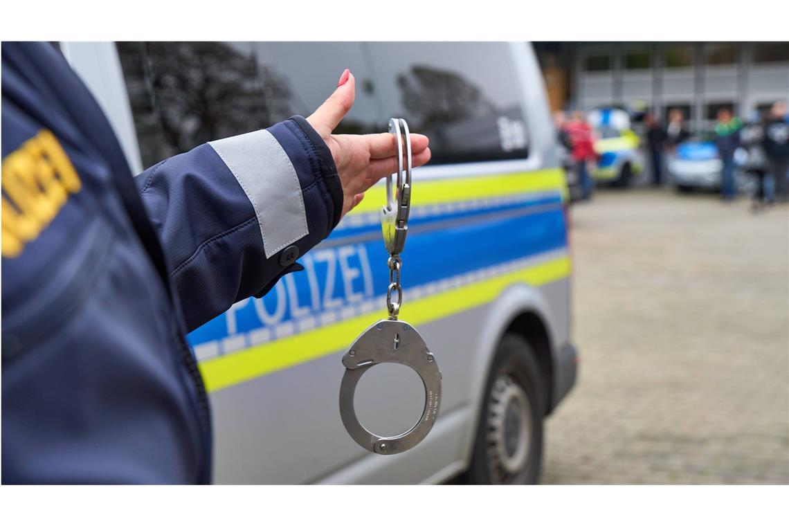 Ermittler nehmen mutmaßlichen Callcenter-Betrüger fest Callcenter-Betrügereien: Der Leiter eines Callcenters im Kosovo wurde nach Angaben des Landeskriminalamtes an Deutschland ausgeliefert (Symbolfoto).