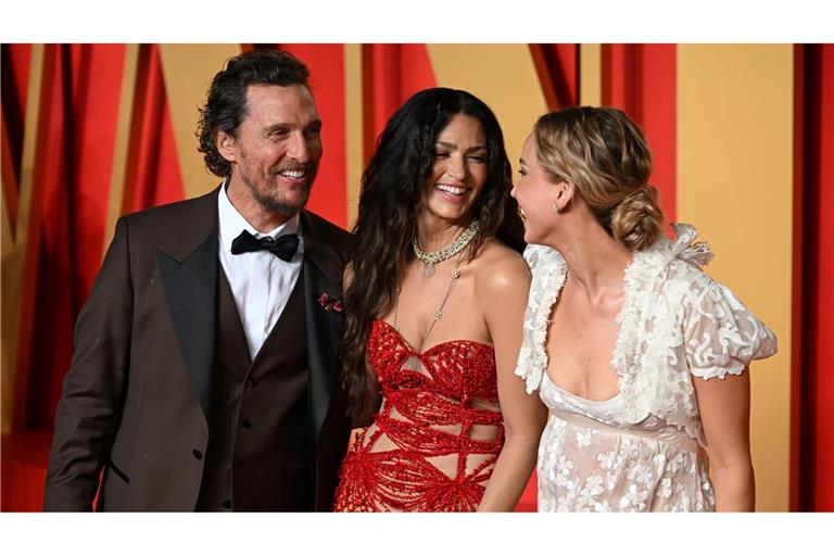 Camila Alves McConaughey und Matthew McConaughey - hier mit Jennifer Lawrence - haben drei gemeinsame Kinder. (Archivbild)