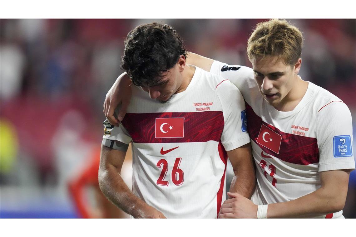 Can Uzun (links) und Kenan Yildiz sind Beispiele für die hohe Qualität im Kader der Türkei – dennoch steht das WM-Aus bereits nach zwei Gruppenspielen fest.