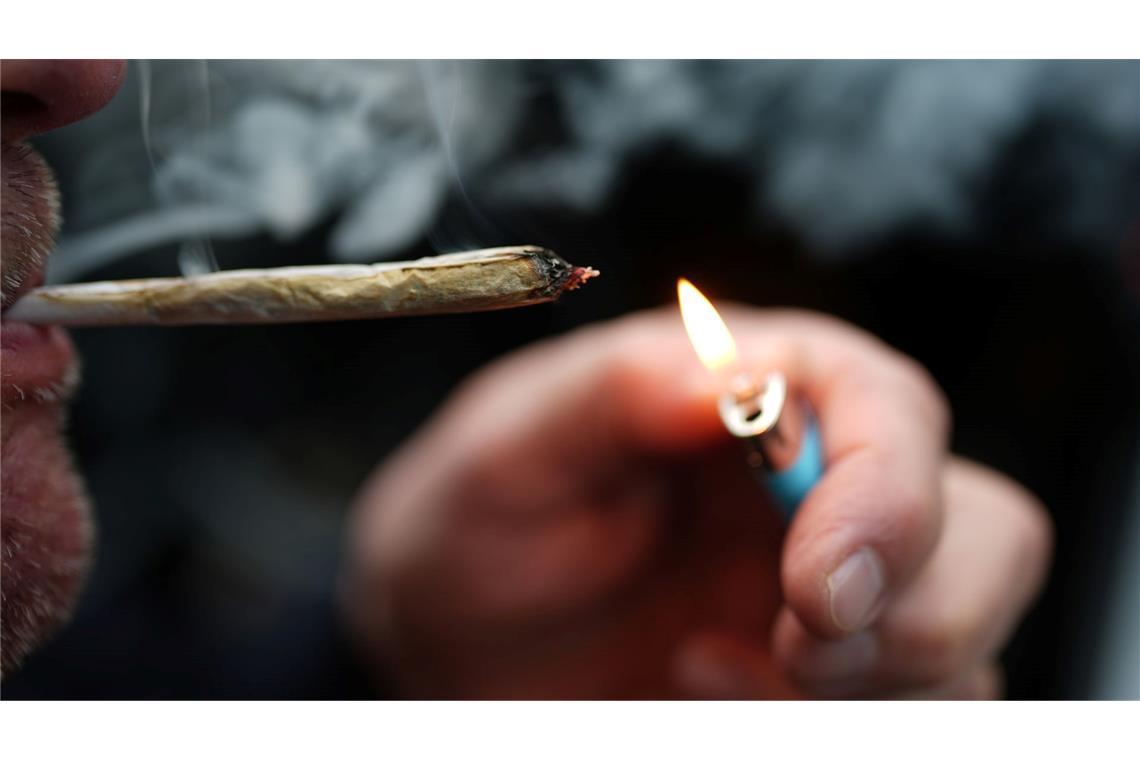 Umfrage: Keine Mehrheit für Rückkehr zu Cannabis-Verbot Cannabis zum Eigenkonsum ist seit einem Jahr für Erwachsene erlaubt. (Archivbild)