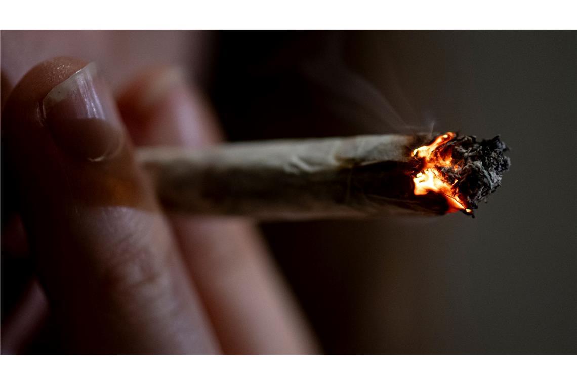 Cannabiskonsum - hier ein Joint - mit Hilfe der Apotheke findet nicht nur aus medizinischen Gründen statt. (Illustration)