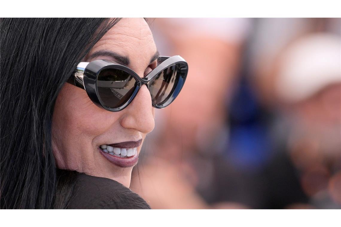 Cannes (Frankreich): Schwarze Sonnenbrille, großer Auftritt: Rossy de Palma beim „Bitter Christmas“-Fototermin