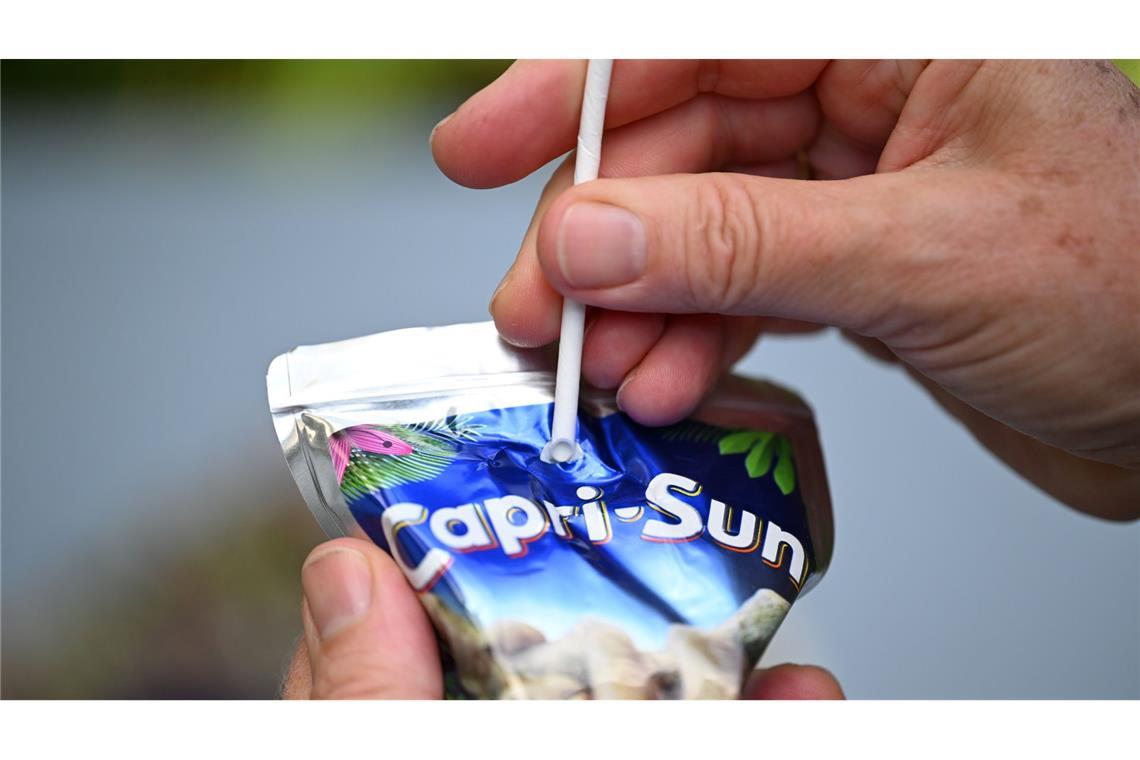 Capri-Sun kämpft seit zwei Jahren um eine Rückkehr zu Plastikstrohhalmen – Kunden hätten sich etwa über den Papiergeschmack beim Trinken beschwert, sagt das Unternehmen. (Symbolbild)