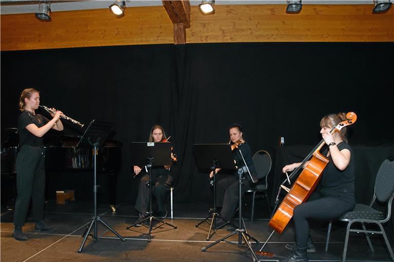 Cara Megnin (von links), Lea Hann, Keti Angelidi und Judith Gunther treten im Quartett auf. Fotos: Elisabeth Klaper