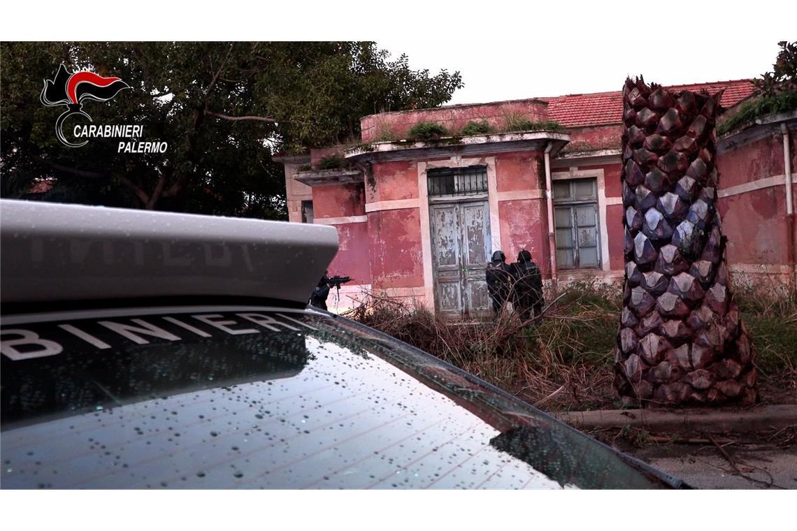 Schwerer Schlag gegen die sizilianische Mafia Carabinieri durchsuchen im Rahmen der Großrazzia ein Gebäude auf Sizilien.