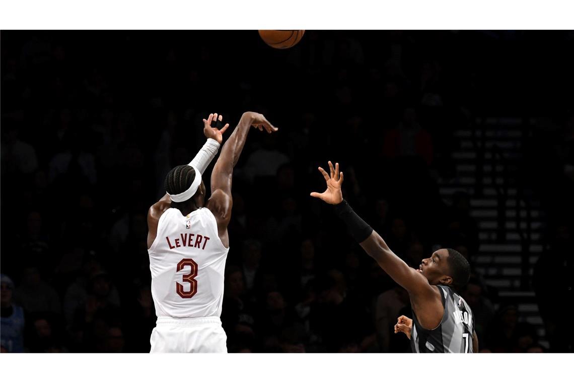 Bilder des Tages Caris LeVert von den Cleveland Cavaliers, links, wirft gegen Shake Milton von den Brooklyn Nets