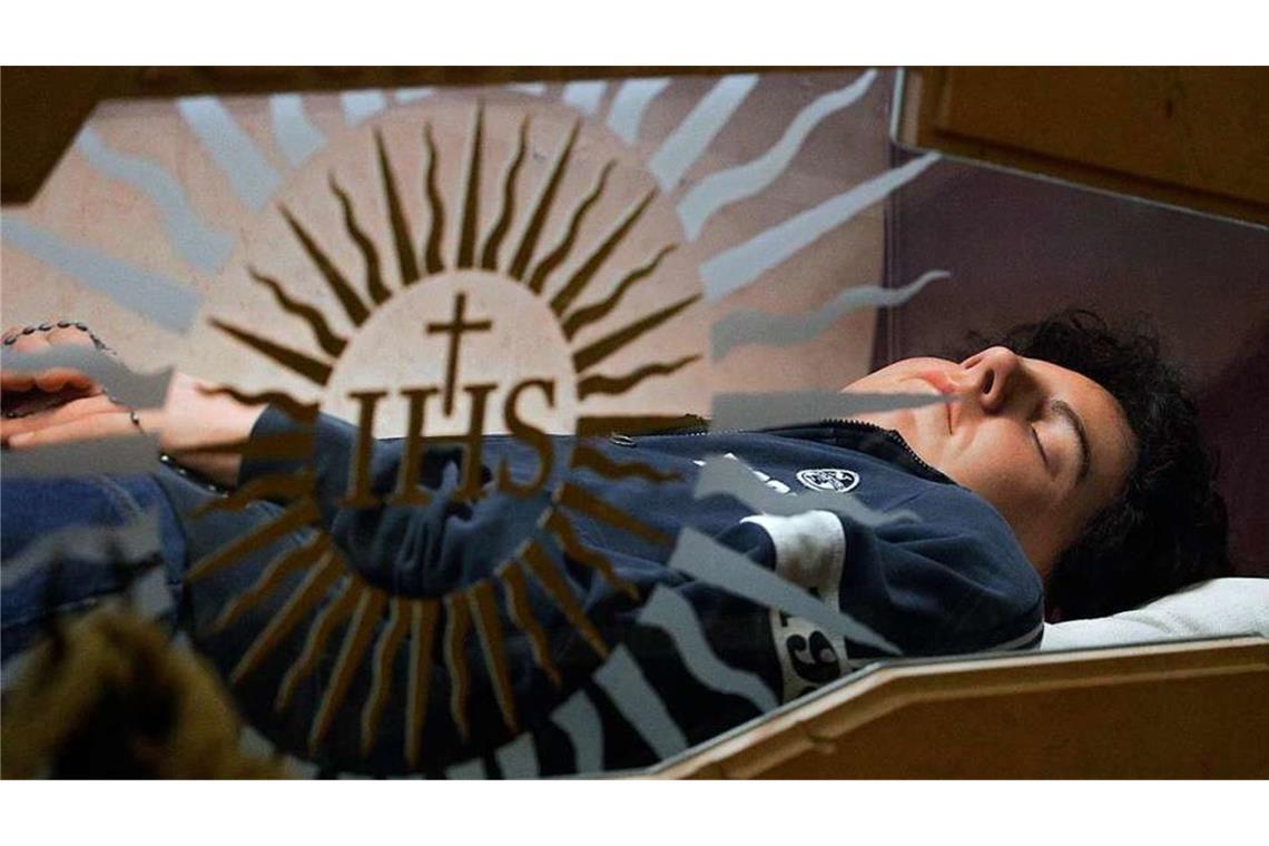 Italienischer „Cyber-Apostel“ wird 2025 zum Heiligen Carlo Acutis liegt öffentlich aufgebahrt in einem Glassarg in Assisi.