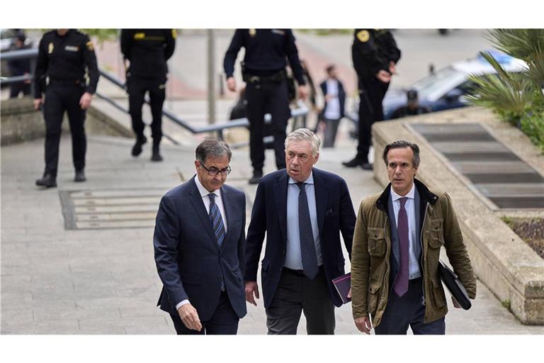 Carlo Ancelotti, Trainer von Real Madrid, (Mitte) streitet die Vorwürfe der Steuerhinterziehung gegen ihn ab.