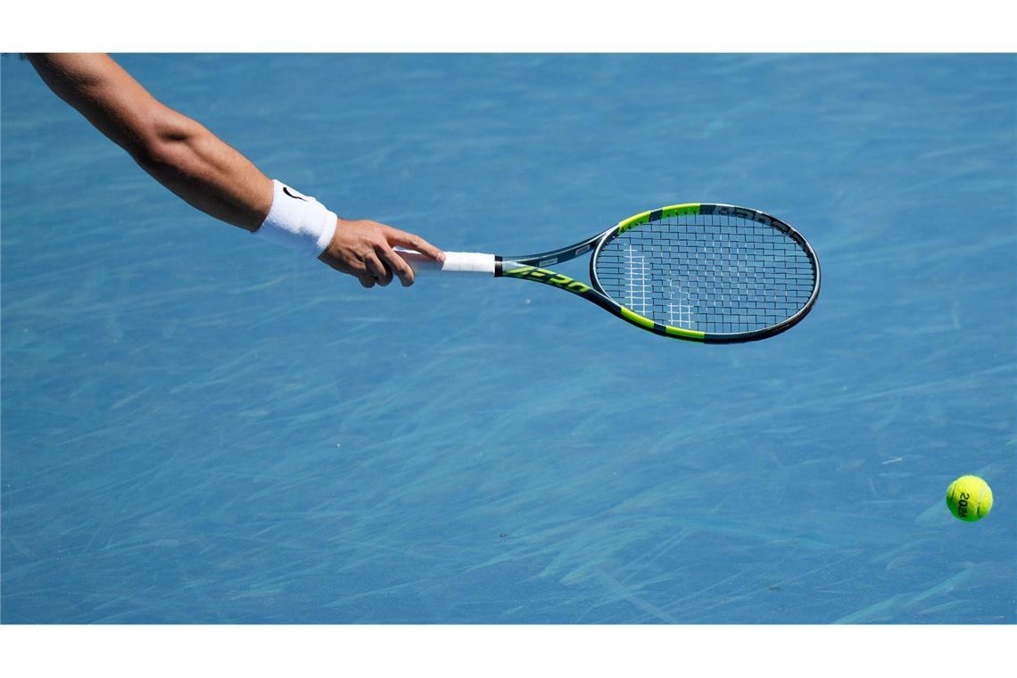 Carlos Alcaraz aus Spanien sammelt den Ball ein.