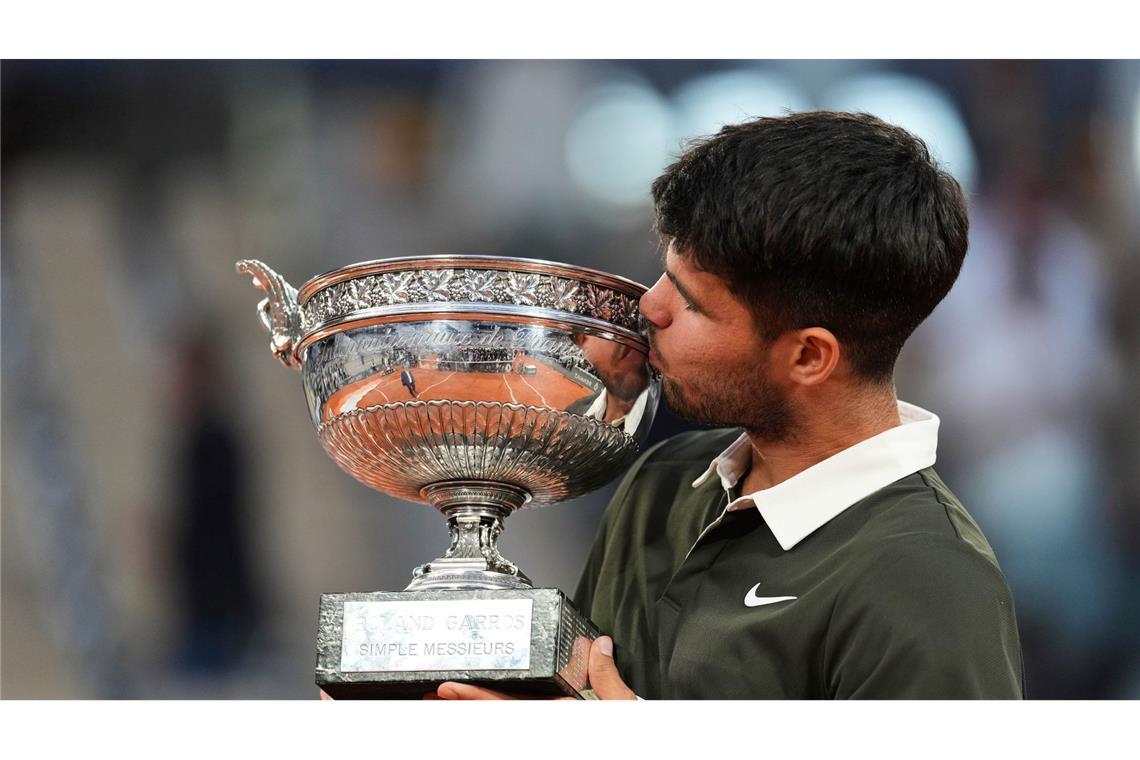 Pressestimmen zu Alcaraz-Triumph: "Ein Superheld" Carlos Alcaraz holt seinen fünften Grand-Slam-Titel.
