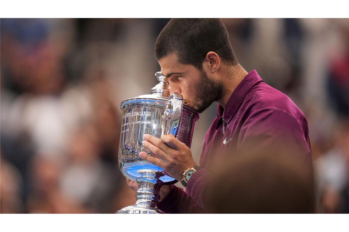 Bilder des Tages Carlos Alcaraz küsst nach seinem Sieg bei den US Open in New York die Trophäe.