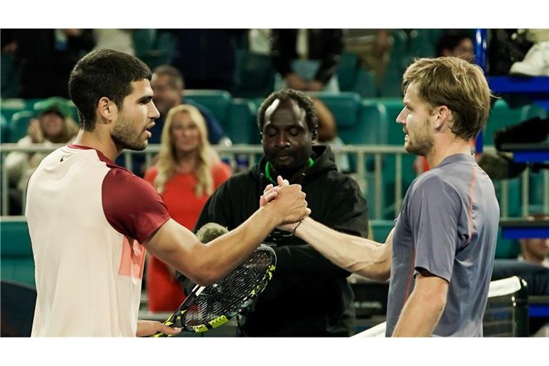 Carlos Alcaraz (l) gratuliert dem Außenseiter David Goffin für dessen Überraschungscoup.