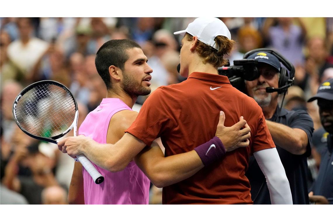 "Koffer voller Magie" - Alcaraz unlösbare Aufgabe für Sinner Carlos Alcaraz (l) setzte sich im US-Open-Finale in vier Sätzen gegen Jannik Sinner (r) durch.