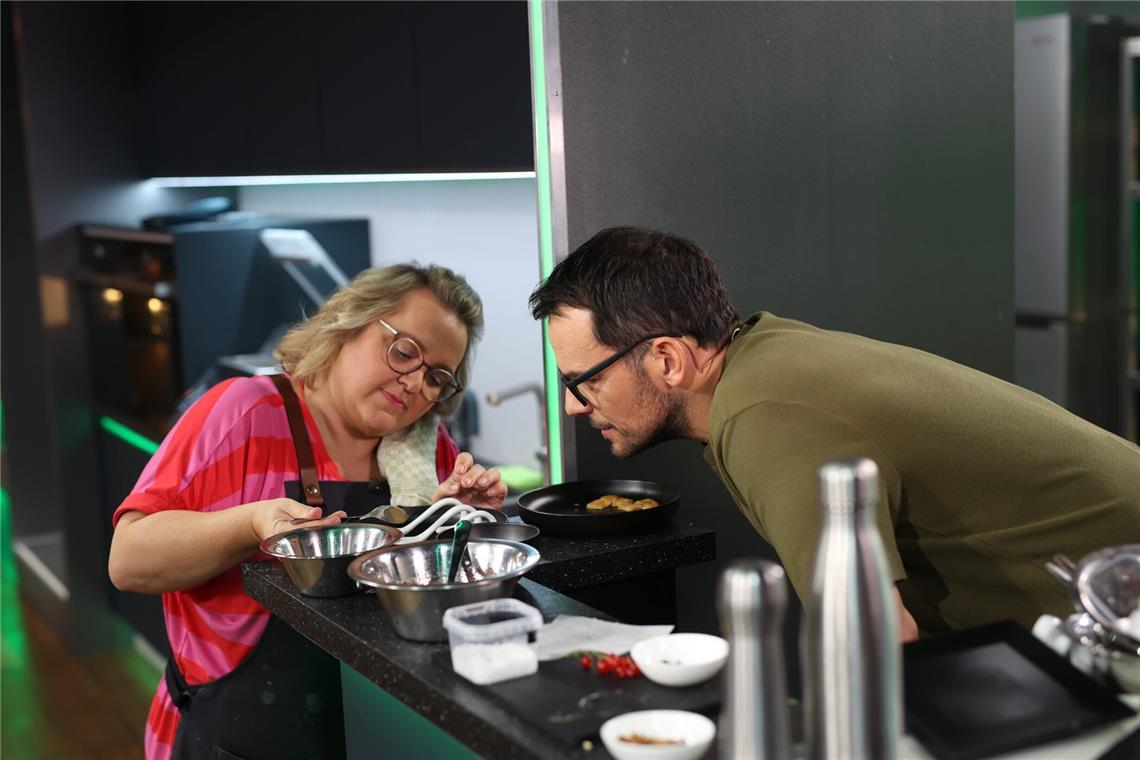 Carmen (l.) aus Steffen Hensslers Team kann im finalen Kochen überzeugen.