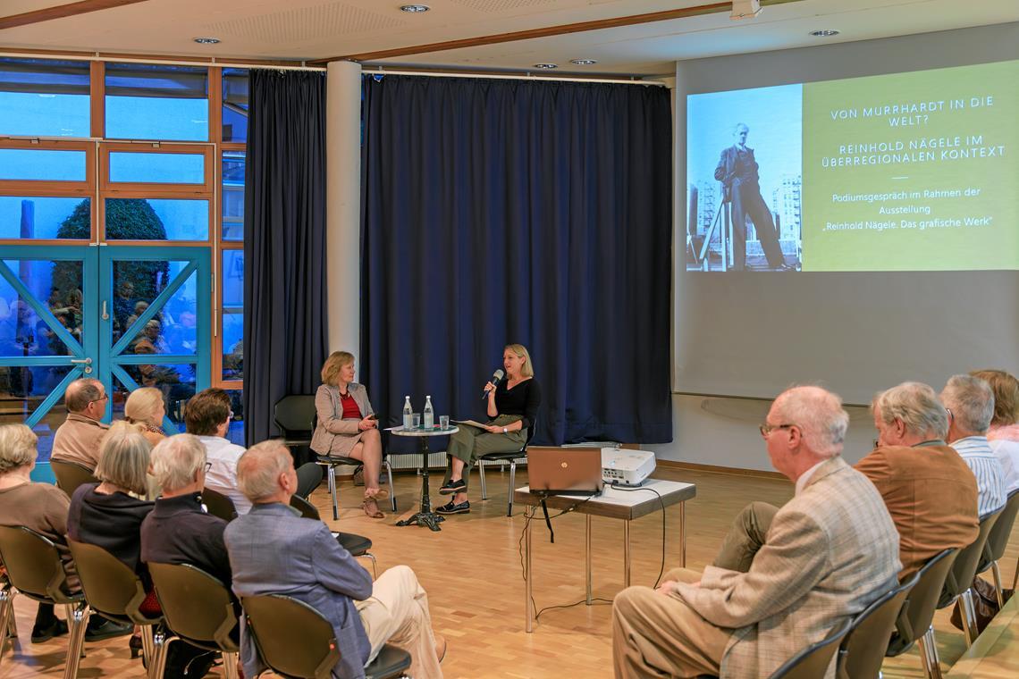 Immer für einen Perspektivwechsel bereit Carolin Wurzbacher, Kuratorin der Ausstellung, und Eva-Marina Froitzheim (von rechts) beleuchten in ihrem Gespräch in der Kunstsammlung Nägeles Schaffen und dessen Rezeption. Foto: Stefan Bossow