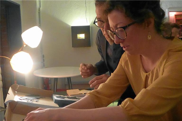 Caroline Hamann bei der Arbeit an „Criss Cross“. Der moderne Scherenschnitt-Kurzfilm ist ein Gemeinschaftsprojekt mit Fritz Penzlin, der neben ihr zu sehen ist. 