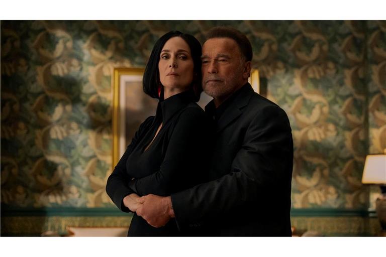 Carrie-Anne Moss und Arnold Schwarzenegger in "Fubar": Die zweite Staffel ist seit 12.6. beim Streamingdienst Netflix zu sehen.