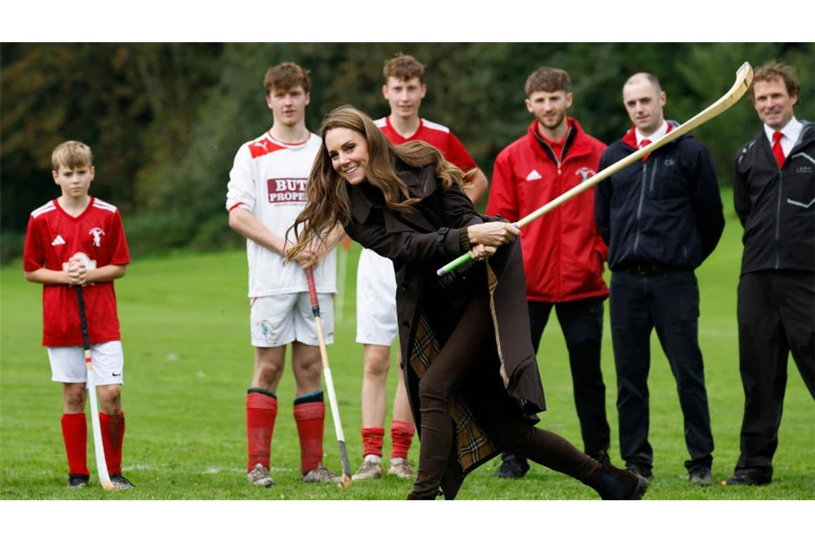 Catherine, Prinzessin von Wales, probiert den traditionsreichen Sport Shinty aus.