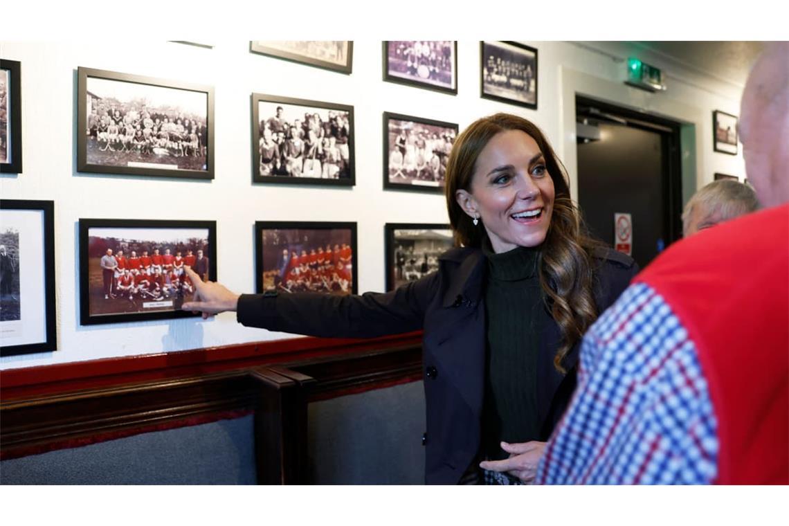 Catherine, Prinzessin von Wales, trifft bei einem Besuch des Bute Shinty Club in Rothesay auf der Isle of Bute Vertreter der Senioren- und Jugendmannschaften des Vereins.