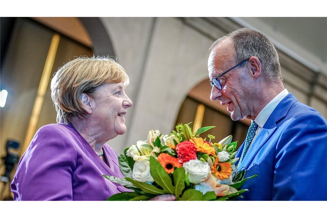 Wie Friedrich Merz nach dem Prinzip Angela Merkel arbeitet CDU-Chef Friedrich Merz überreicht Angela Merkel im September dieses Jahres nachträglich Blumen zum 70. Geburtstag.