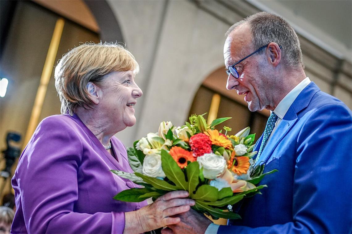 Wie viel Merkel steckt in Merz? CDU-Chef Friedrich Merz überreicht Angela Merkel im September dieses Jahres nachträglich Blumen zum 70. Geburtstag.