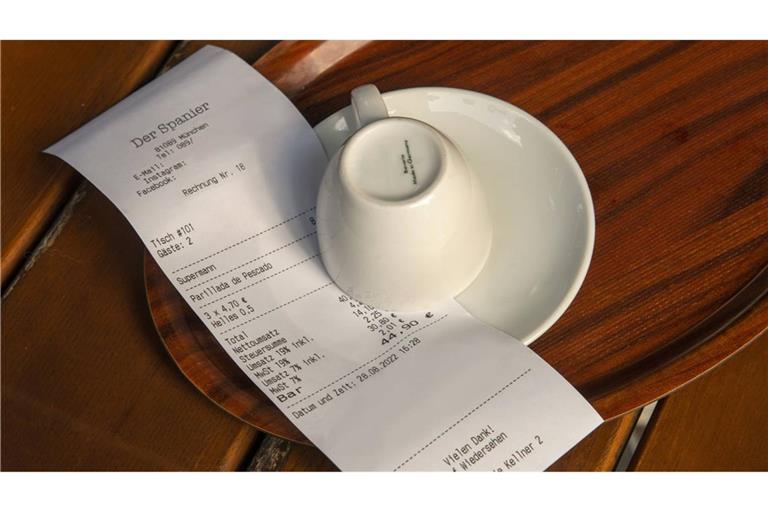 CDU, CSU und SPD kündigen an, dass die Mehrwertsteuer für Speisen in der Gastronomie vom 1. Januar 2026 an dauerhaft auf 7 Prozent reduziert werden soll.