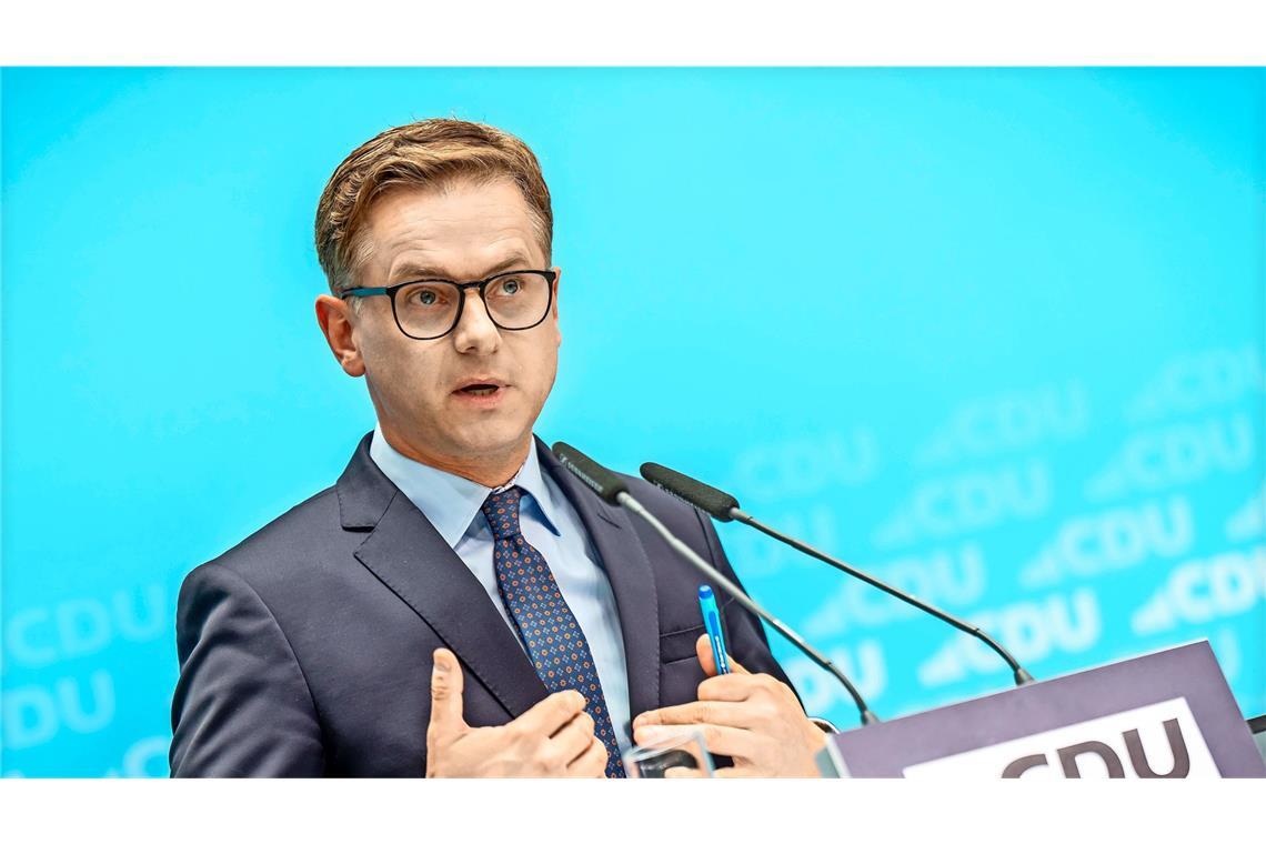 CDU-Generalsekretär Carsten Linnemann will die deutsche Verwaltung mit einer radikalen Fristenlösung beschleunigen.