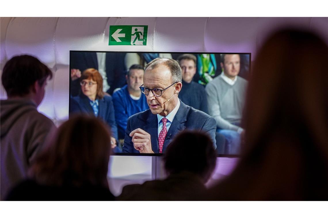 Merz präsentiert sich als S-Bahn-Fahrer – bei Weidel wird’s persönlich CDU-Kanzlerkandidat Friedrich Merz stellte sich ebenso wie die anderen Kanzlerkandidaten Bürgerfragen in der ARD-„Wahlarena“