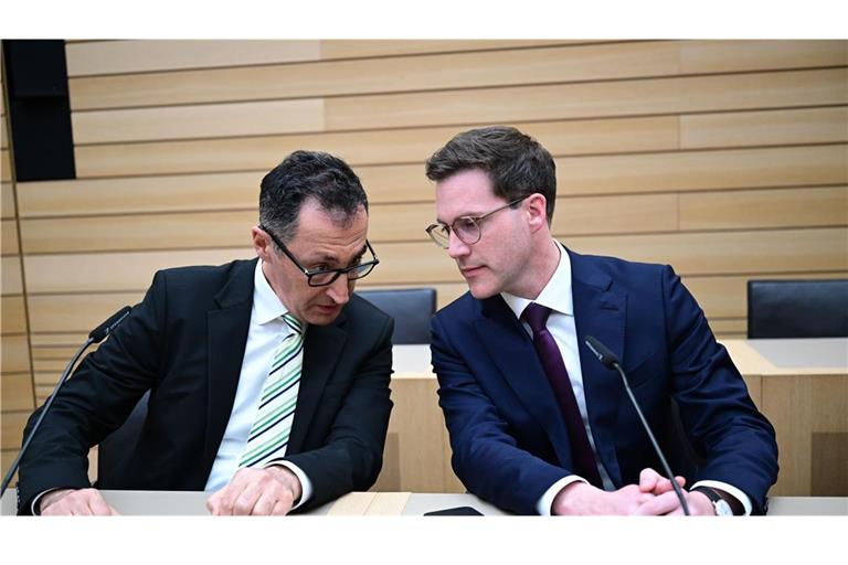Cem Özdemir (Bündnis 90/Die Grünen, l), Spitzenkandidat Landtagswahl Baden-Württemberg, und Manuel Hagel (CDU), Spitzenkandidat Landtagswahl Baden-Württemberg, sitzen nach der Wahl im Plenarsaal des Landtags. (Archivbild)