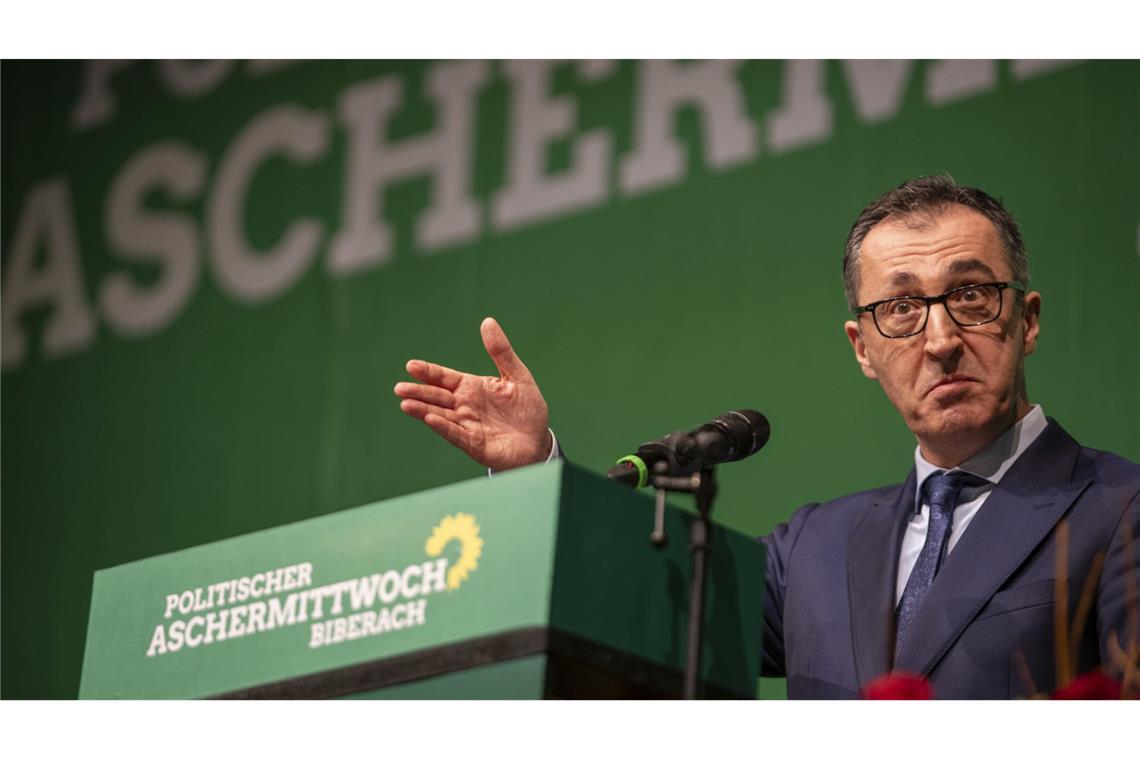 Kretschmann: „Irreguläre Migration begrenzen, dann ist AfD 2030 halbiert“ Cem Özdemir ist einer der prominenten Gäste in der Biberacher Stadthalle: Der Bundesminister und Spitzenkandidat der Grünen für die Landtagswahl im kommenden Jahr.