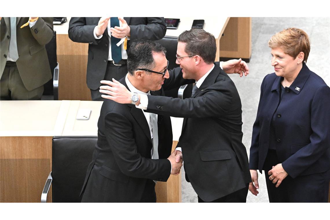 Cem Özdemir (links) ist der neue Ministerpräsident von Baden-Württemberg und nimmt die Gratulation von Manuel Hagel entgegen.