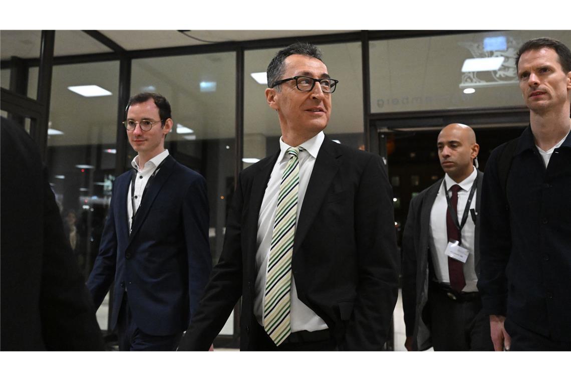 Cem Özdemir mit grün-weiß-gestreifter Krawatte am Wahlabend.