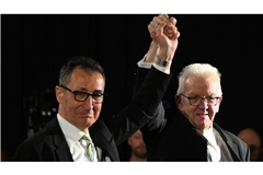 Cem Özdemir mit Winfried Kretschmann am Abend im Stuttgarter Landtag.