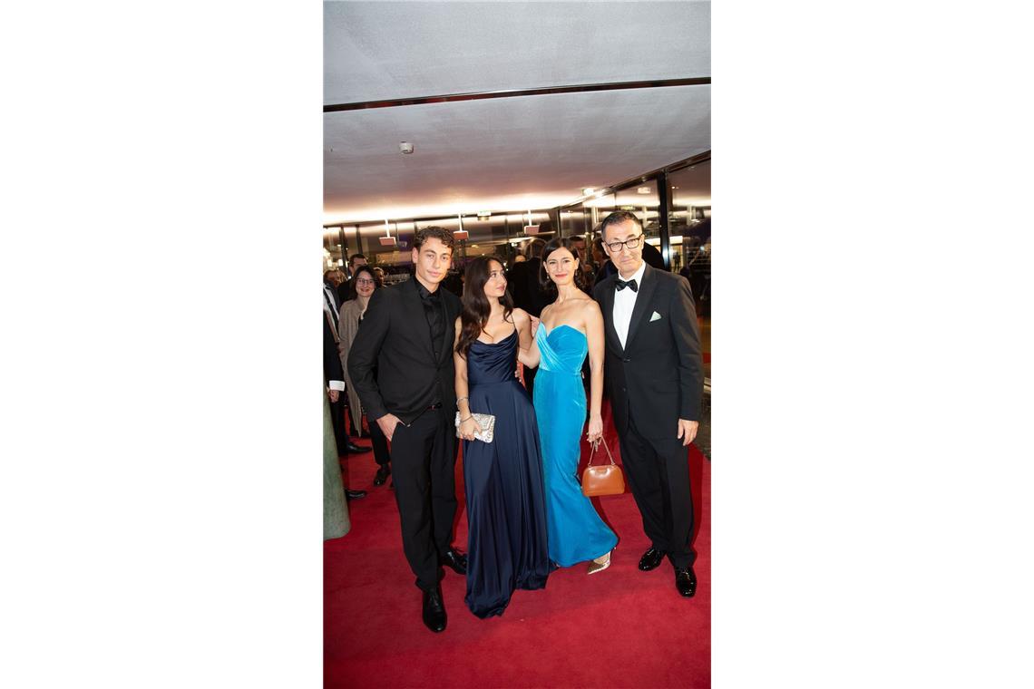 Cem Özdemirs Lebensgefährtin Flavia Zaka trug eine Off-Shoulder-Robe in Eisbonbonblau. Der Clou: die goldenen Schuhe. Die Tochter des Grünenpolitikers, die mit ihrem Freund kam, wählte ein Kleid in einem dunklen Mitternachtsblau.