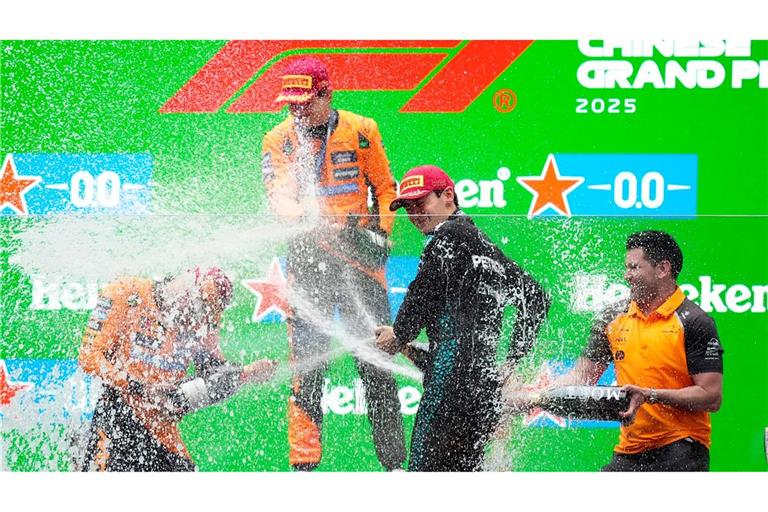 Champagner-Party ohne Verstappen: Die McLaren-Piloten Oscar Piastri und Lando Norris feiern mit Mercedes-Fahrer George Russell.
